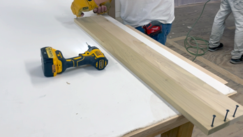 We deliver the best plain canvas—hand tensioned on strong frames, triple-primed, and ready for painting or print. Each canvas arrives in wooden crates that preserve flatness and tension. A studio essential for professionals.