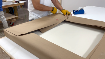 Blank canvases from us are custom-made to spec, tensioned tightly on heavy-duty bars, and triple-primed for immediate painting. Each unit ships in a wood crate to preserve corners and surface flatness. A reliable foundation for your art.