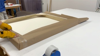 Building stretched canvas is our specialty: we deliver custom-size canvases built tight, strong, and pre-primed. Each order ships in protective wooden packaging designed to maintain tension and readiness. A turnkey canvas solution for professionals.